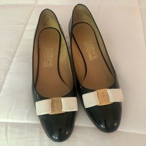 Salvatore Ferragamo One of a Kind Vara Pump sz 9